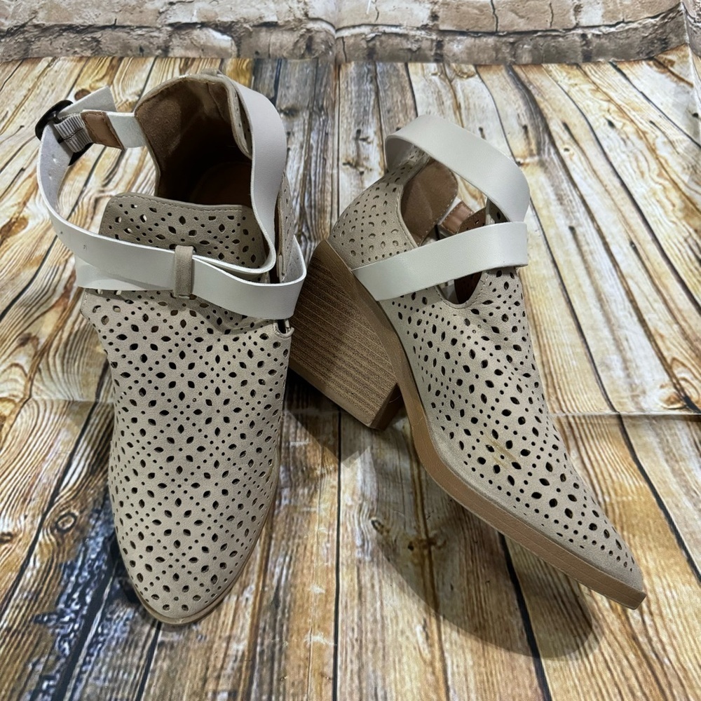 Qupid Womens Size 7 Perforated 3” Cream Colored Block Heels